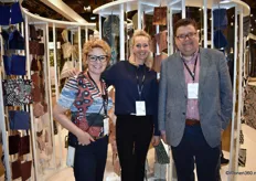 Jolanda van Tellingen, Janine de Jong en Nick Handbury (v.l.n.r.) poseren in de creatieve stand van The Romo Group. Hoogwaardige interieurstoffen van vooral Kirkby Design werden traditiegetrouw op ludieke wijze geshowd.